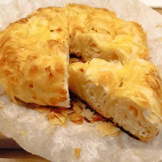 Dnešní novinka na zkoušku, respektive na přáni.. Balkánský Burek Těsto, ještě pro jistotu hotové, mražené a náplň ze...